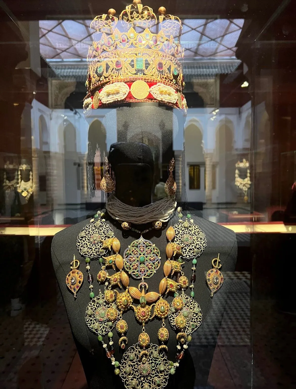 Moroccan bride in a Fassia outfit with gold jewellery