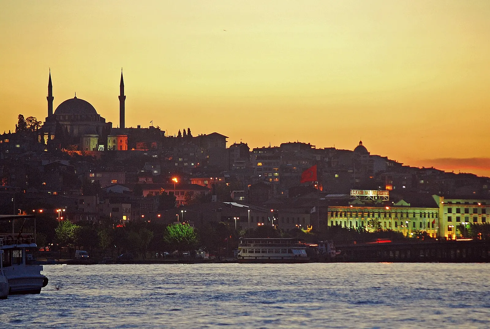 Istanbul au coucher du soleil, vue depuis le pont de Galata