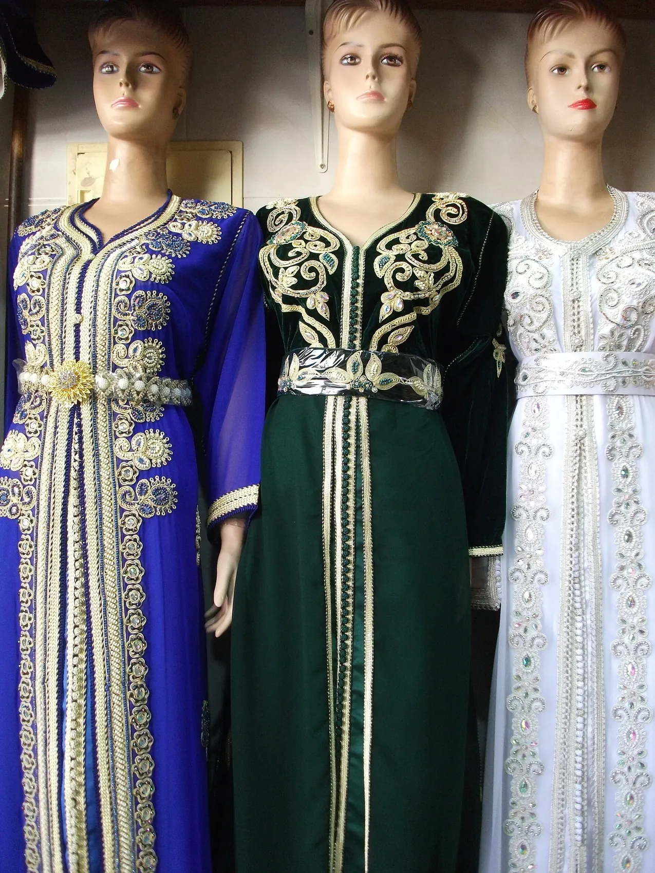 Prendas bordadas en una tienda de Marruecos
